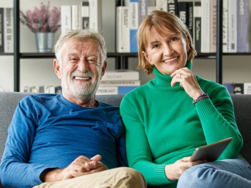 Femme en fauteuil roulant dans sa salle de bain aménagée